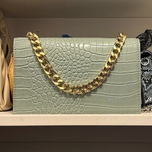 Elegant Crocodile-Embossed Chain Bag